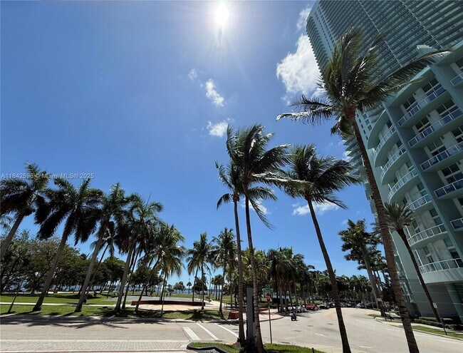 Building Photo - 1900 N Bayshore Dr