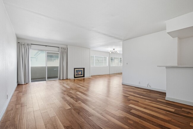 Building Photo - Prime L.A. Location Steps from Beverly Hills | 2 BR / 2.5 BA Home-Like Condo