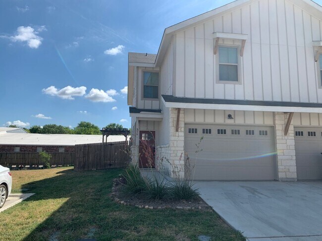 Foto del edificio - 3/2.5/1.5 Duplex /Easy access to I-35 / Fridge, Washer, Dryer / Fenced in yard / NBISD