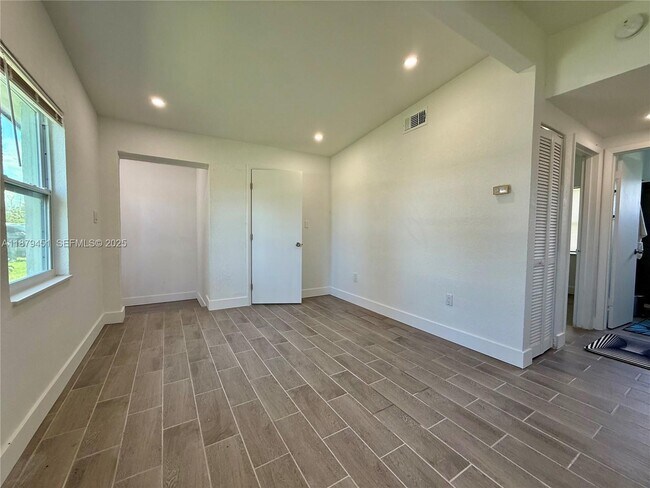 Foto del edificio - 3460 Normandy Dr