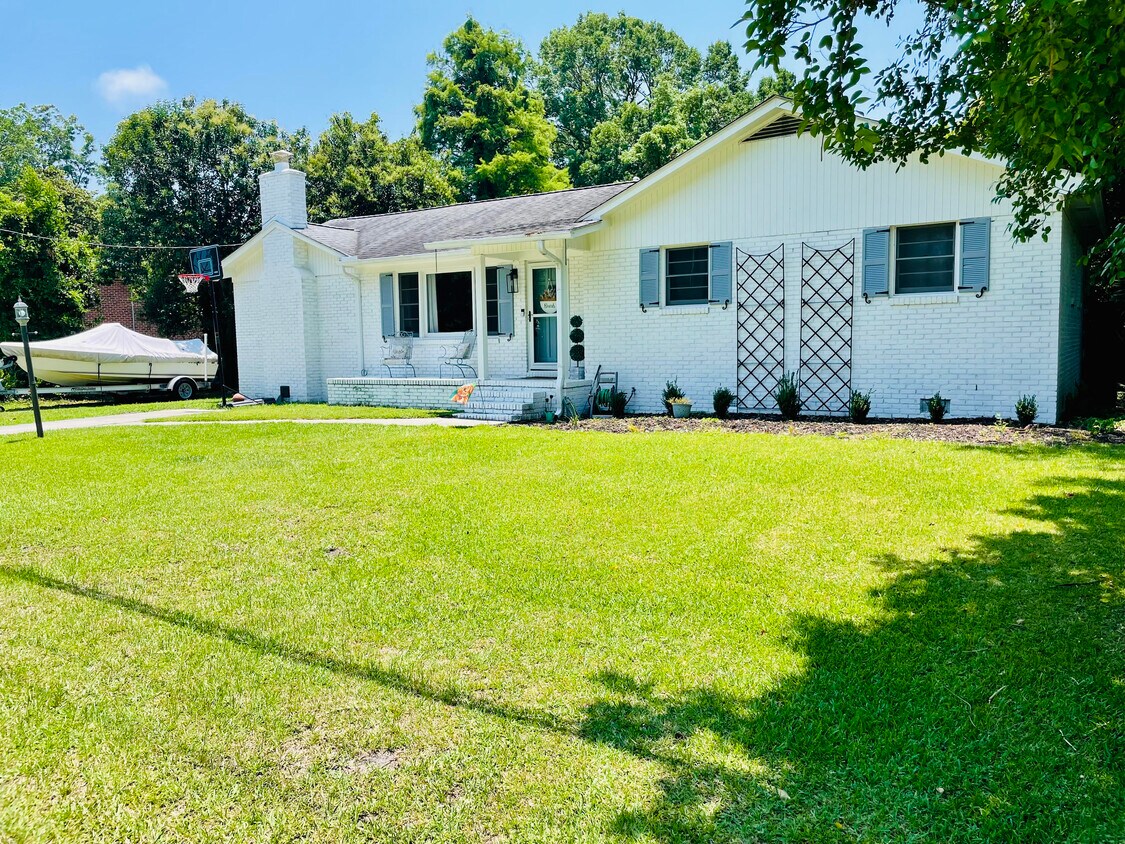 Primary Photo - 1353 Hermitage Ave