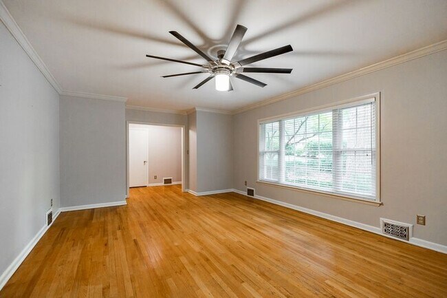 Foto del edificio - 695 Riverhill Dr