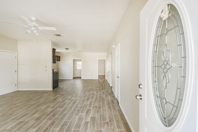 Foto del edificio - 16913 W Juneau St