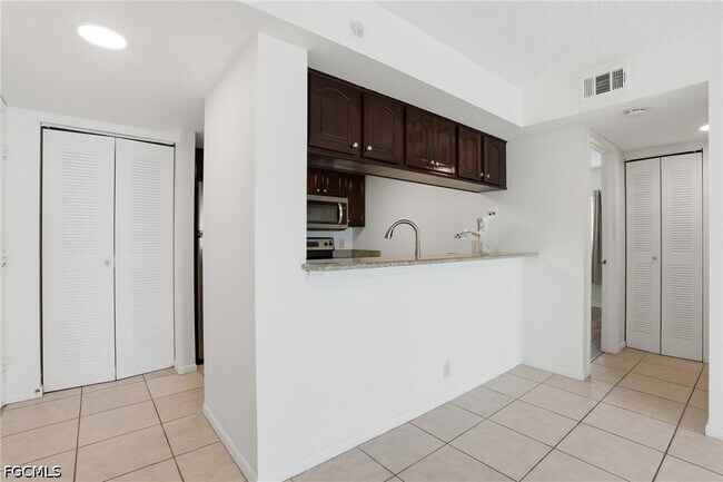 Building Photo - 2885 Palm Beach Blvd