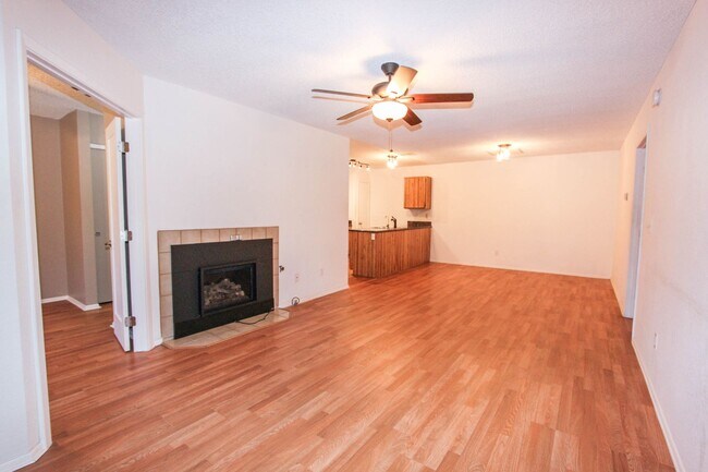 Building Photo - 2 Bedroom 2 Bath Condo in Montana Terrace