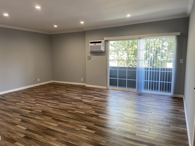 Building Photo - 1547 S St Andrews Pl