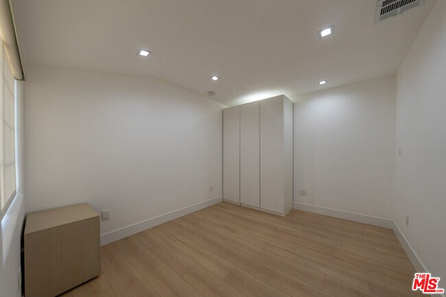 Foto del edificio - 7935 Bonfield Ave