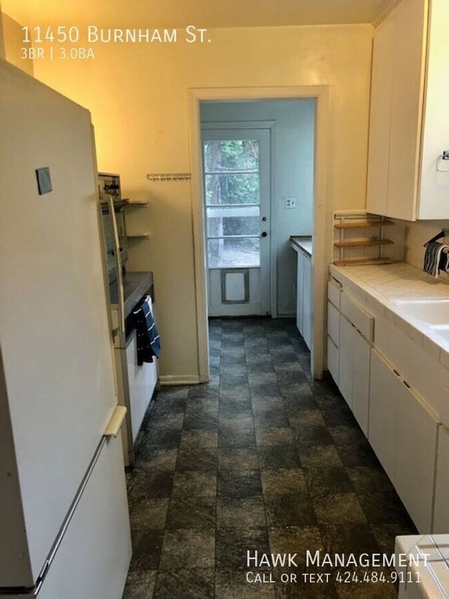 Building Photo - Charming Retro 3 bed 3 bath home in cozy B...