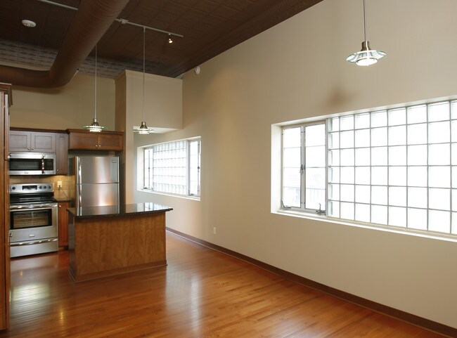 Building Photo - 606 Sycamore St