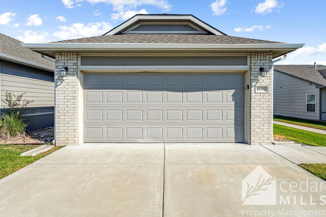 Foto principal - New Construction Across from McConnell! De...