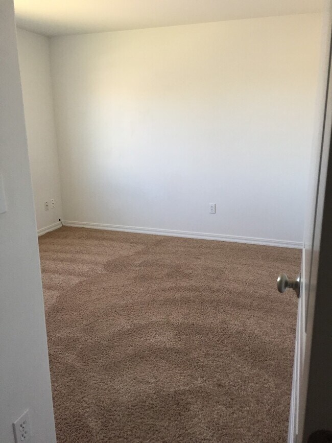 Foto del edificio - 4 Bedroom home 3 car garage fenced yard