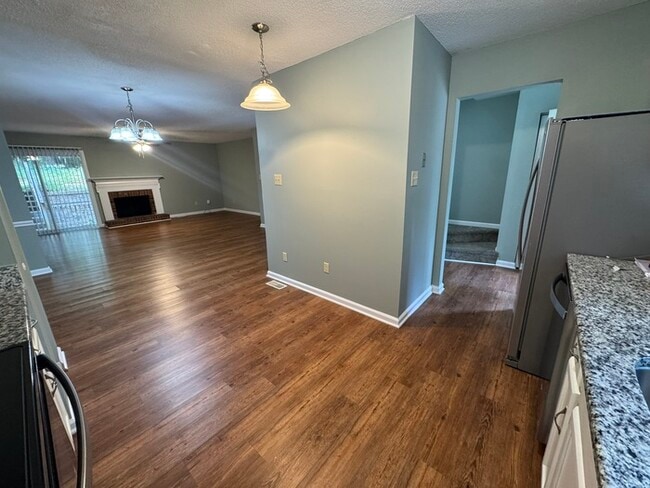Building Photo - Beautiful 2 Bedroom 1.5 Bath Town Home! Ne...