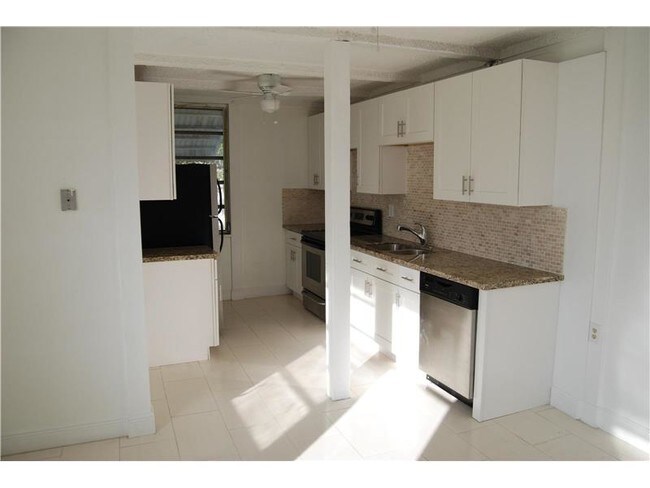 Foto del edificio - 2821 NW 7th Ct