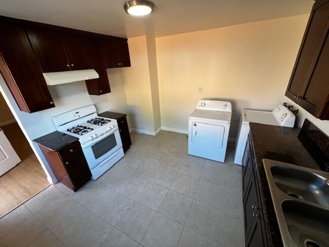 Building Photo - 2br - 1/2 twin Home with yard , garage and lots of parking