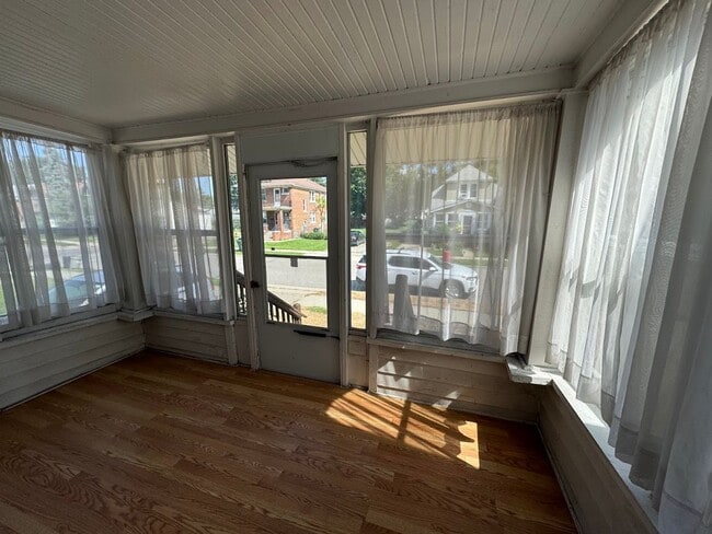 Building Photo - 2 bed 1 bath ranch walking distance to Dow...