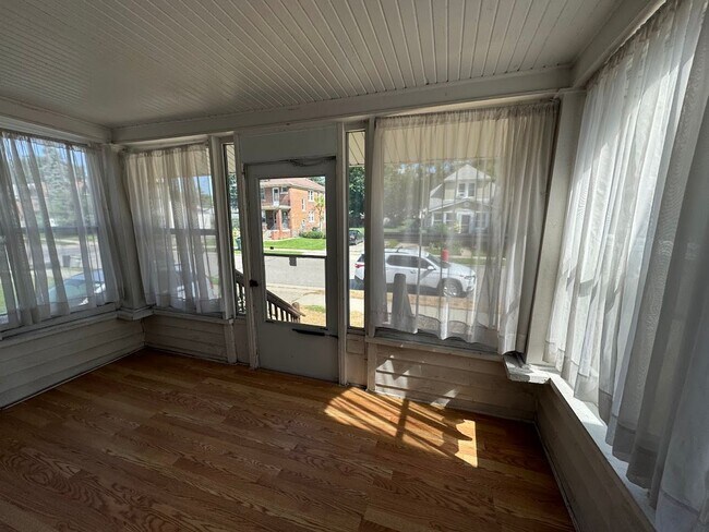 Foto del edificio - 2 bed 1 bath ranch walking distance to Dow...