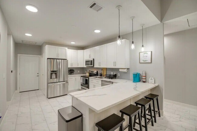 Building Photo - 3523 Bain St