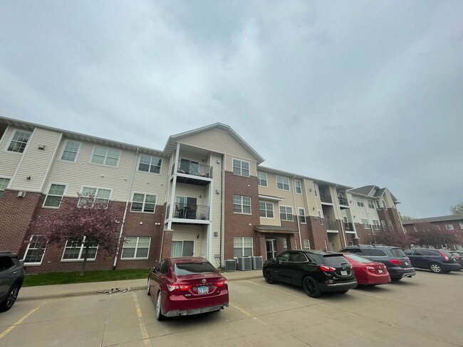Building Photo - AVAILABLE NOW!!!  Beautiful 2 bedroom, 2 b...