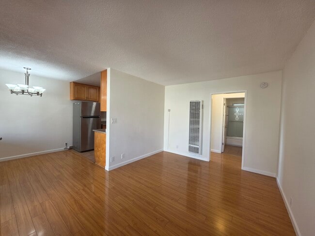 Building Photo - 620 W Lexington Dr