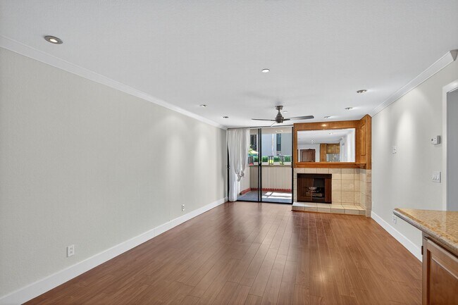 Foto del edificio - Spacious Marina District 1BR Condo with Modern Upgrades & Parking