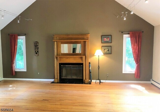 Foto del edificio - 395 Fox Chase Rd