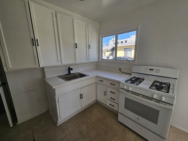 Foto del edificio - 8775 Tilden Ave