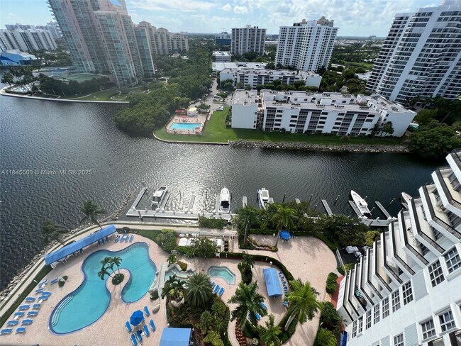 Foto del edificio - 3530 Mystic Pointe Dr