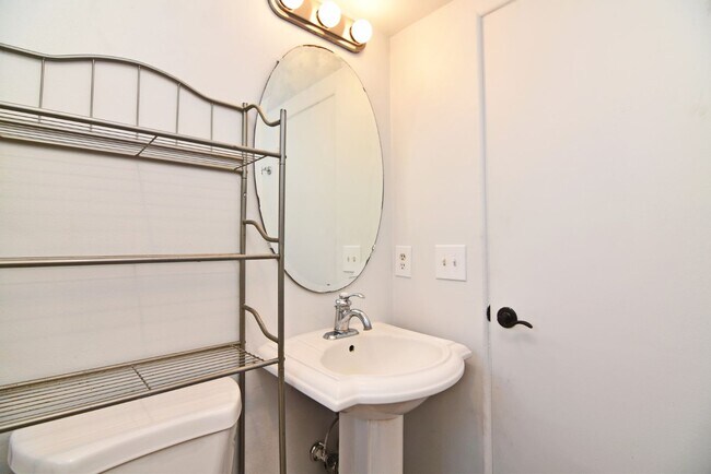Foto del edificio - Limited Time Rent Special!!! Lakefront Liv...