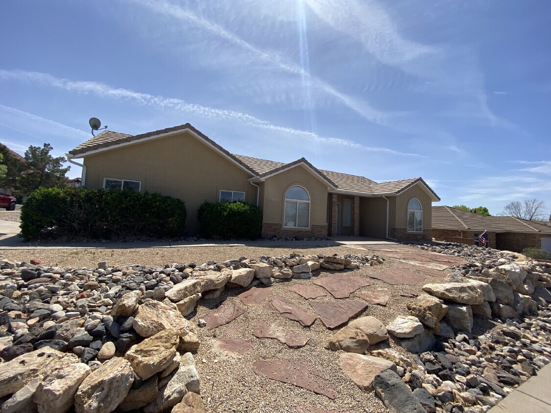 Foto principal - Welcome Home! Lovely 3 bed 2 bath home.
