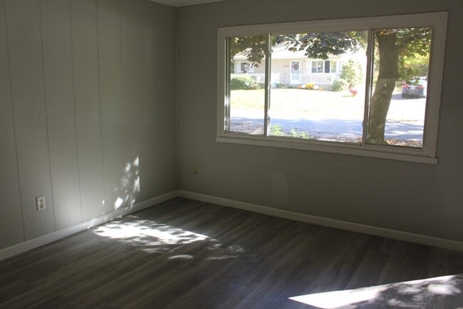 Building Photo - 56 Crestwood Dr