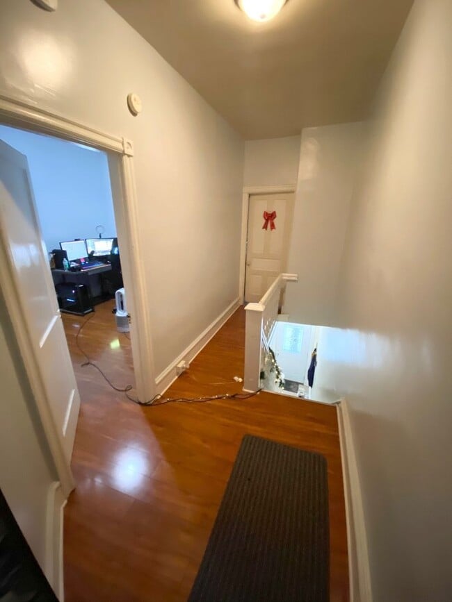 Foto del edificio - Spacious 3 or 4 Bedroom 2 Bathroom Available in Oakland, Modern Updates and Great Front Porch and...