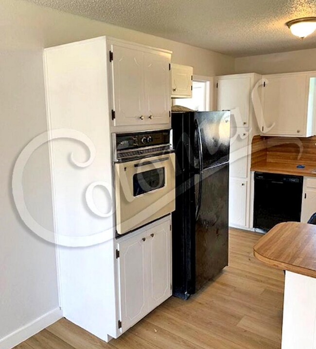 Foto del edificio - AVAILABLE NOW; APPLY AT OUR WEBSITE