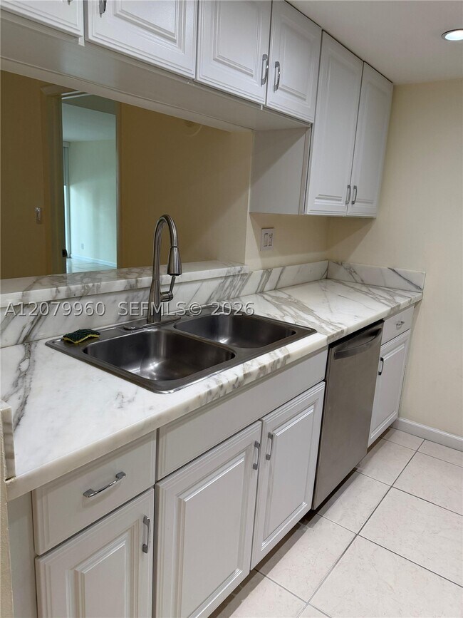 Building Photo - 1717 N Bayshore Dr