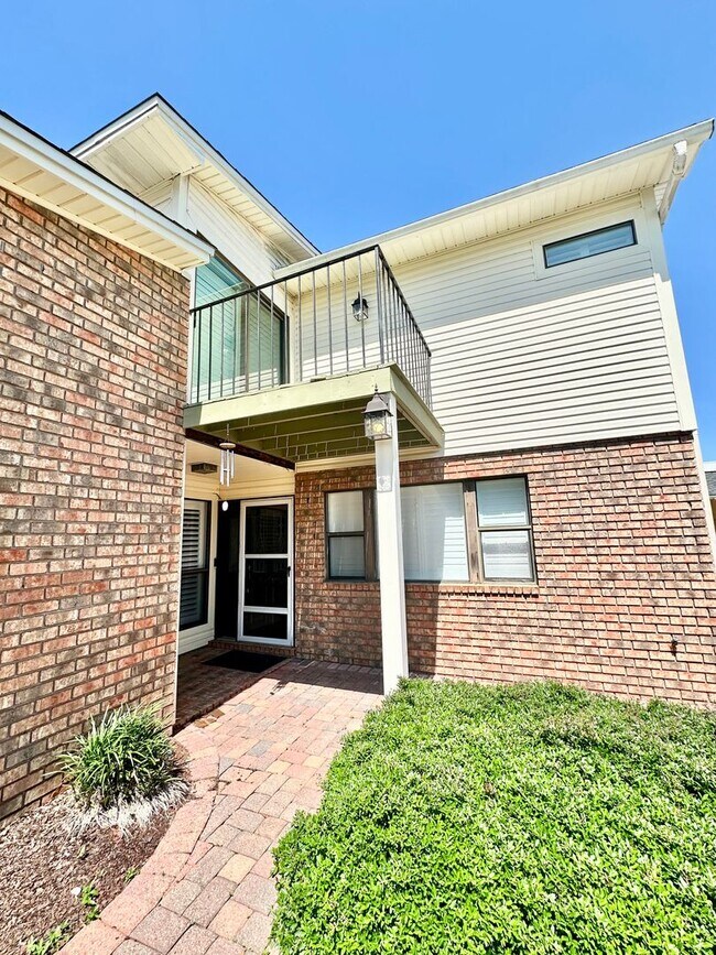 Foto del edificio - GORGEOUS 3 bedroom/3 bathroom/2 car garage townhome for rent in the desirable DONLABROOK GARDENS!