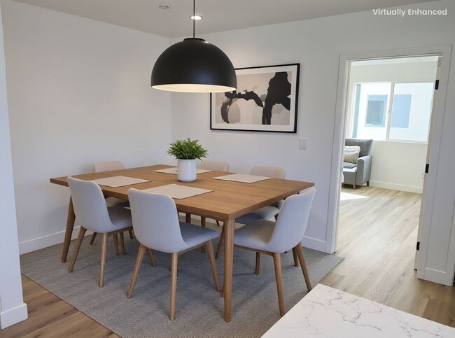 Foto del edificio - ALL DECEMBER & JANUARY FREE! Spacious 3 Bedroom 3.5 Bath + Den in Prime Thai Town Location!