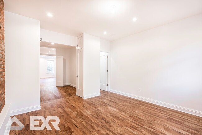 Foto del edificio - 1111 Putnam Ave