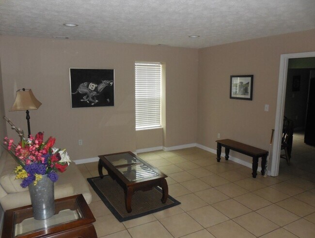 Foto del edificio - 126 Glenwood Dr