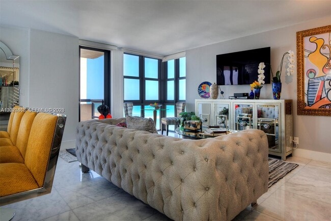Building Photo - 2555 Collins Ave