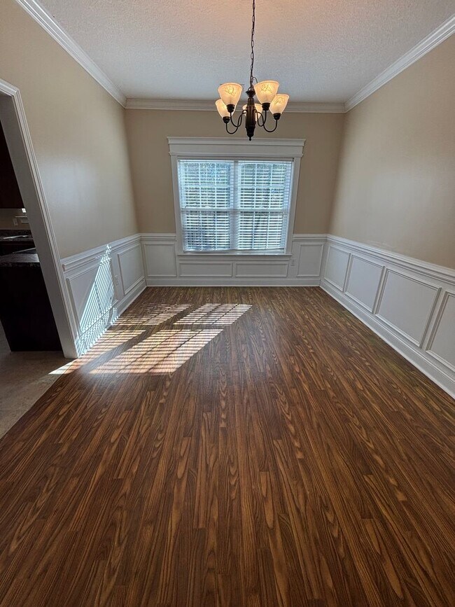 Foto del edificio - AVAILABLE NOW!