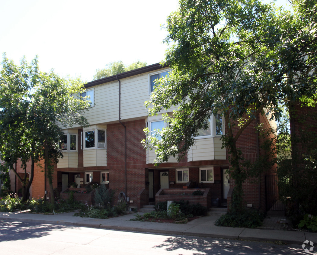 Photo du bâtiment - 317-329 Melita Cres