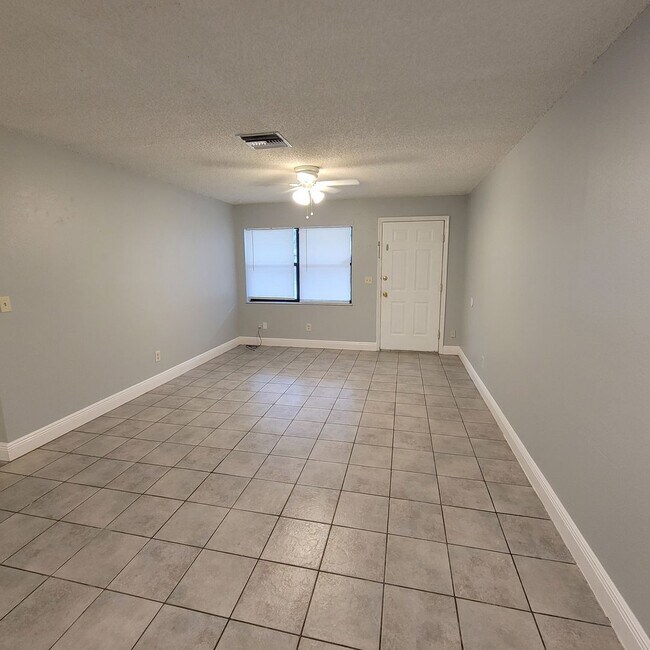 Foto del edificio - Charmin 3/1 Duplex In Groveland FL