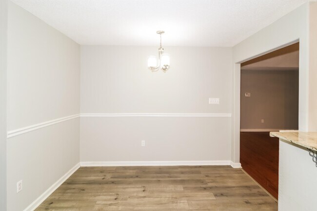 Foto del edificio - 5707 Heartwood Dr