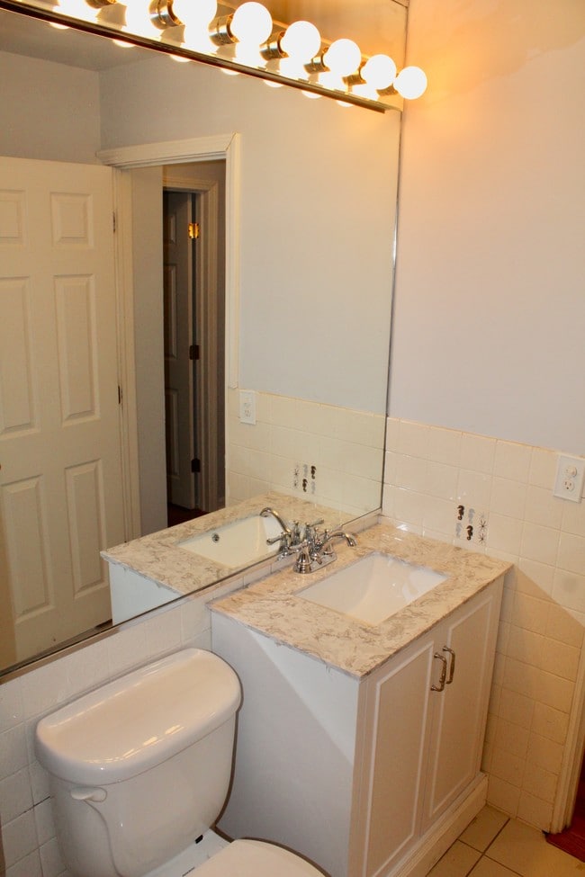 Nicely painted, and tiled bathroom - 426 W Barry Ave