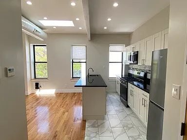 Foto del edificio - Welcome home to this bright and inviting one-bedroom in the heart of Bedford-Stuyvesant.