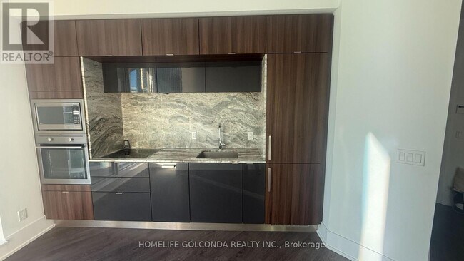 Photo du bâtiment - 1 Edgewater Dr