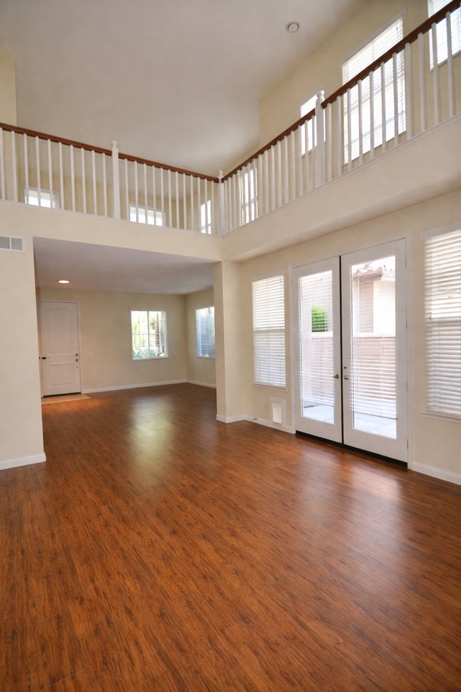 Building Photo - 33 Wonderland