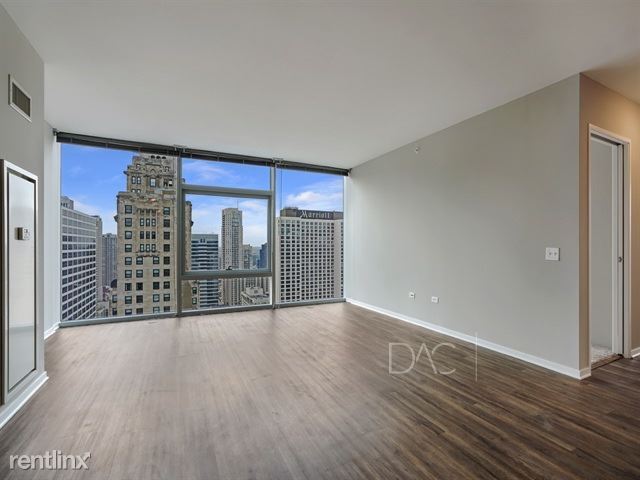 Building Photo - 3 br, 3 bath Apartment - 100 E Illinois St