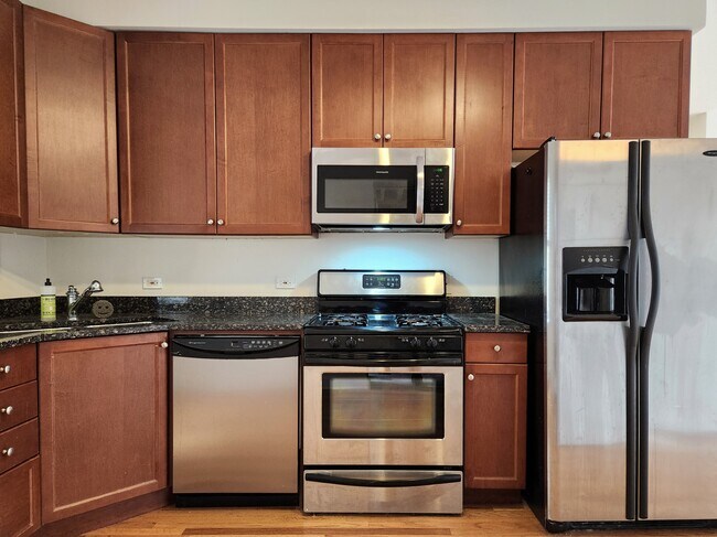 Foto del edificio - 2 Bed, 2 Bath in Lakeview, In-Unit W/D, Pa...