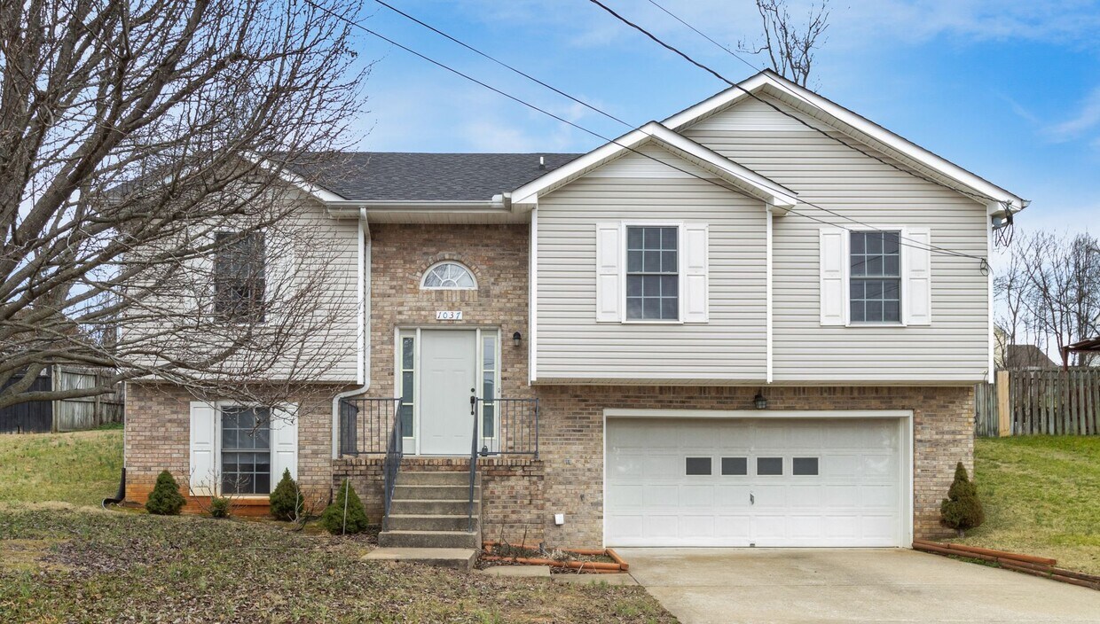 Foto principal - Beautiful & Spacious 4 Bed 3 Bath Rental!