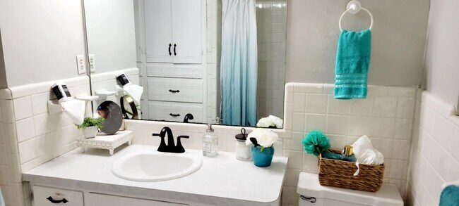 Foto del edificio - 3 bed room home for rent in Moore!  2 baths, 2 car garage with fenced yard near Santa Fe and SW 4...